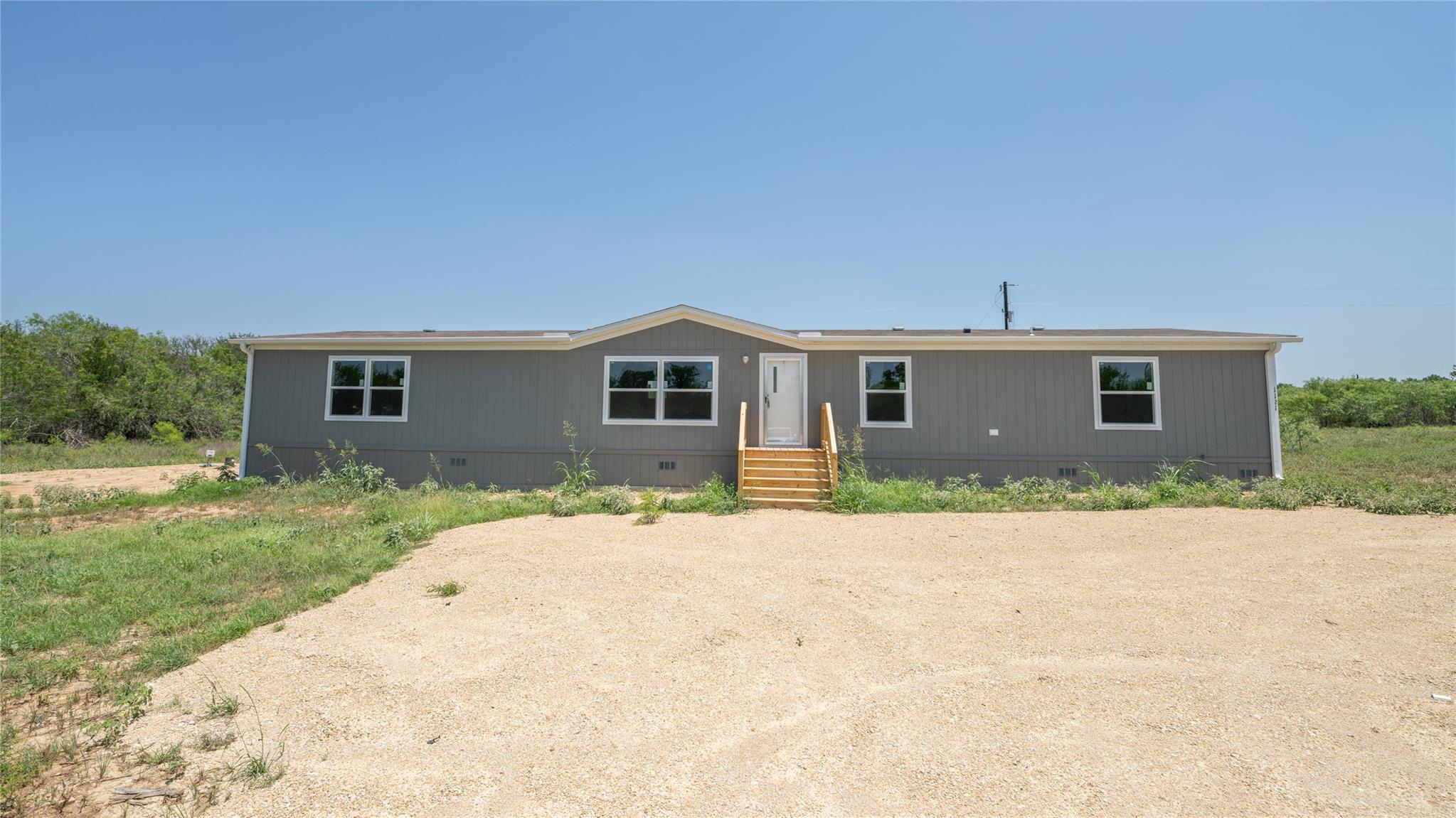 1121  Callihan Rd in Luling