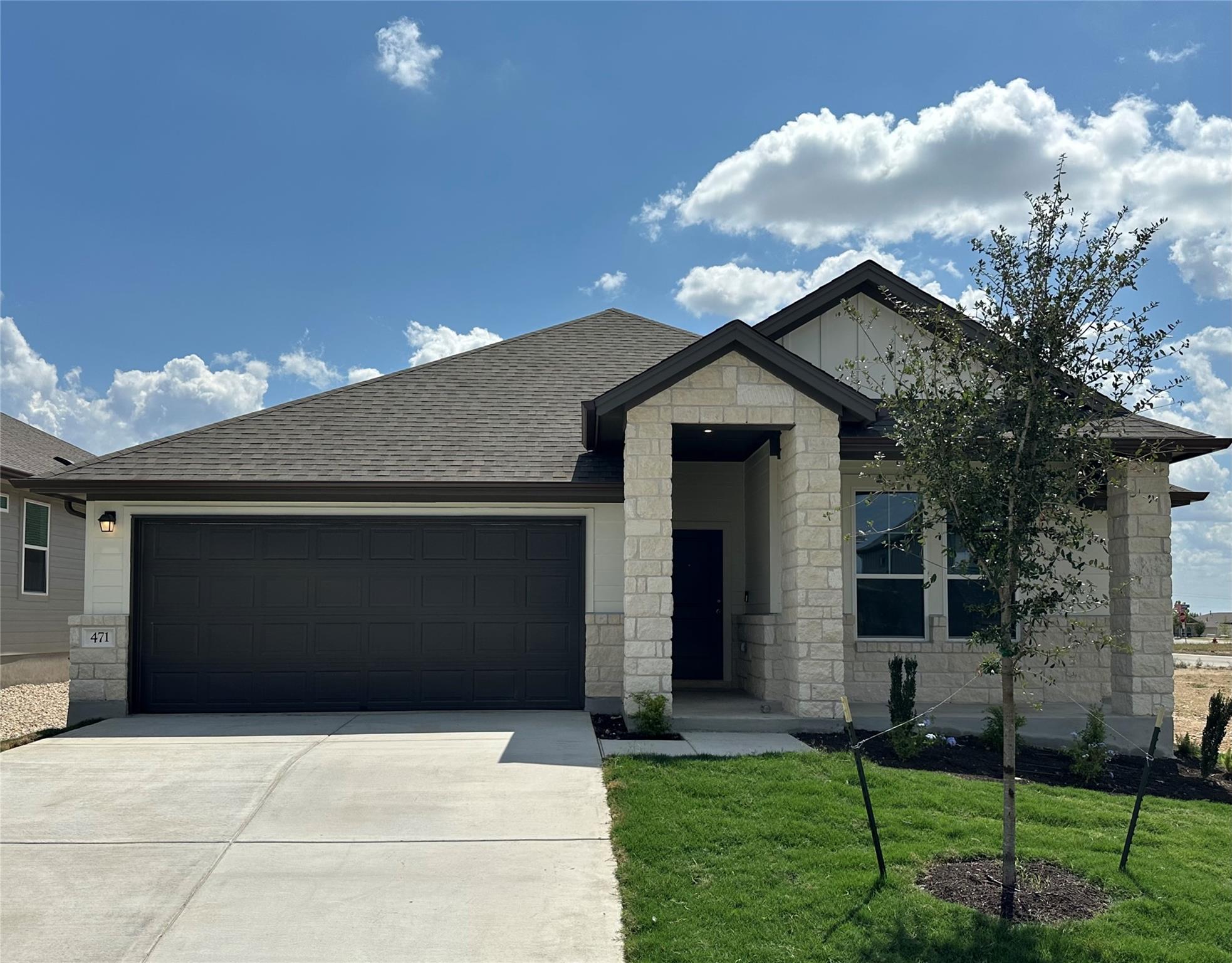 471  Young St in Buda