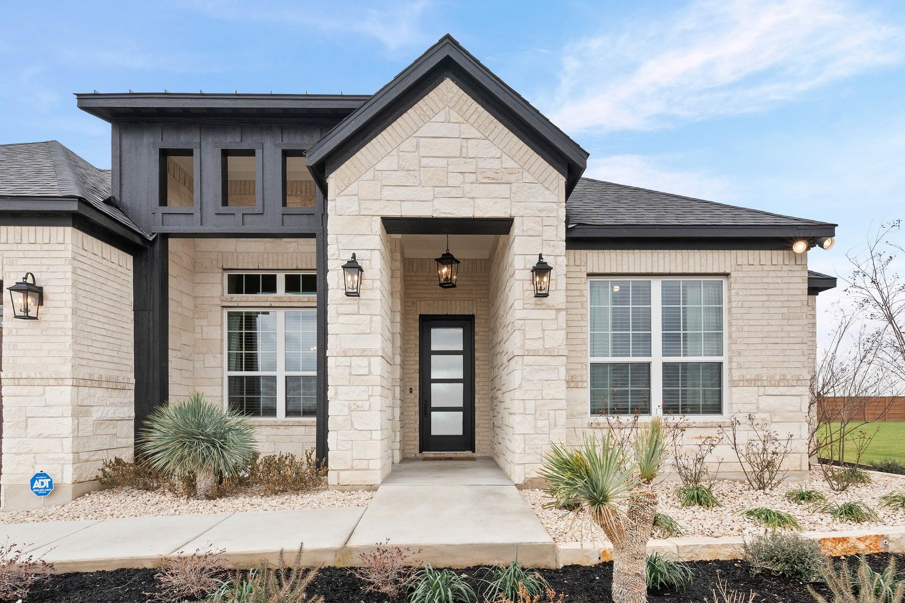 313 E Luna Blue Ln in Jarrell